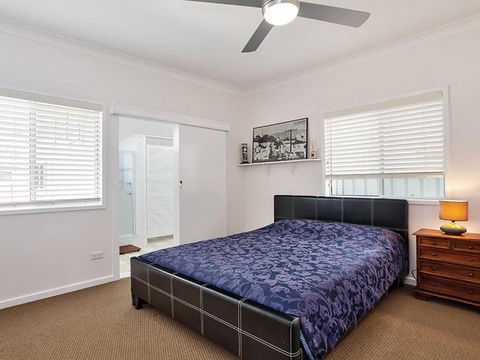 Beached Inn 93 Foreshore Drive Spacious Beach Front House - Holiday Cairns 1