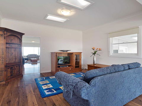 Beached Inn 93 Foreshore Drive Spacious Beach Front House - Holiday Cairns 6