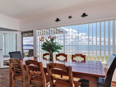Beached Inn 93 Foreshore Drive Spacious Beach Front House - Holiday Cairns 4