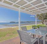 Beached Inn 93 Foreshore Drive Spacious beach front house - Holiday Cairns