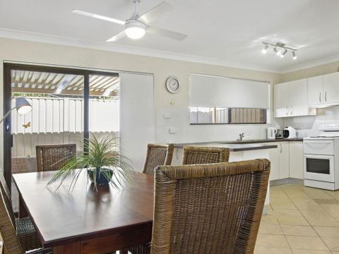 DAVIES STREET MOLLYMOOK 4 / 14 - Holiday Cairns 2