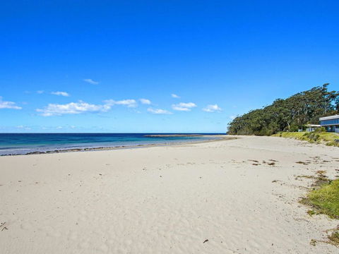 DAVIES STREET MOLLYMOOK 4 / 14 - Holiday Cairns 4