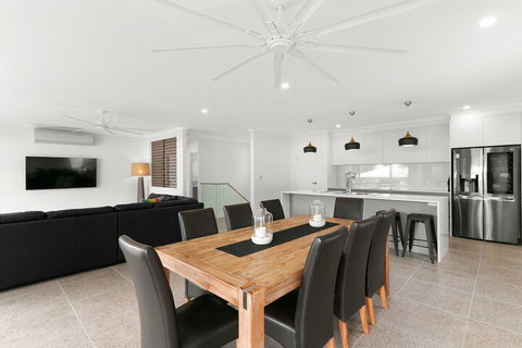 Tropical Beachside Oasis In Clifton Beach - Holiday Cairns 5