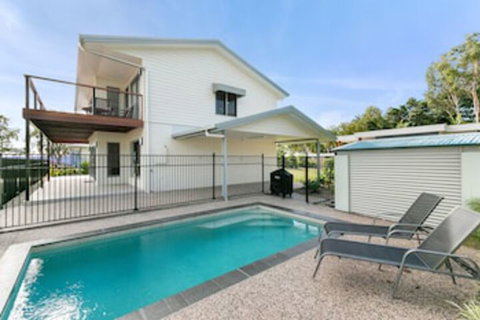 Tropical Beachside Oasis In Clifton Beach - Holiday Cairns 0