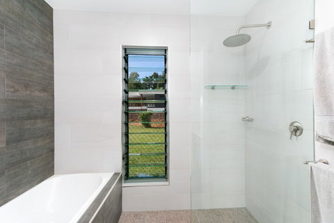 Tropical Beachside Oasis In Clifton Beach - Holiday Cairns 7