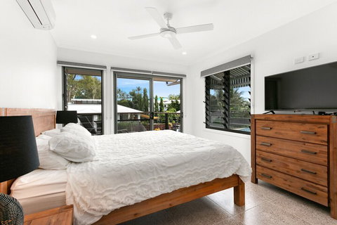 Tropical Beachside Oasis In Clifton Beach - Holiday Cairns 2