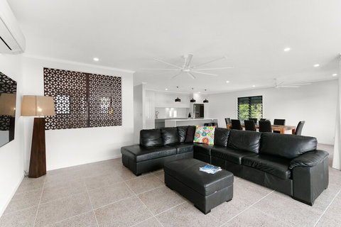 Tropical Beachside Oasis In Clifton Beach - Holiday Cairns 6