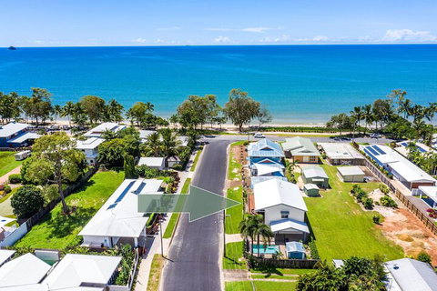 Tropical Beachside Oasis In Clifton Beach - Holiday Cairns 1