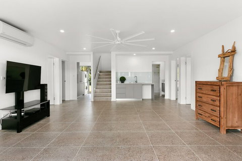 Tropical Beachside Oasis In Clifton Beach - Holiday Cairns 3