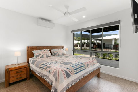 Tropical Beachside Oasis In Clifton Beach - Holiday Cairns 4