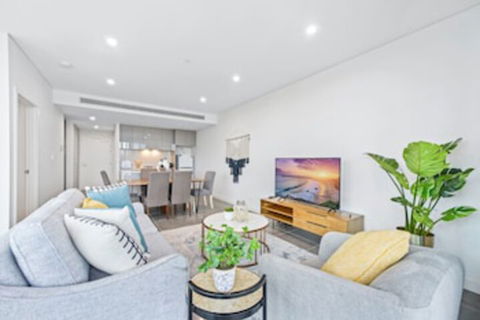 HomeHotel Luxury Apt With Shopping Mall Downstairs - Holiday Cairns 0