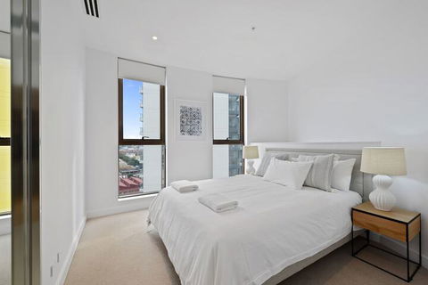HomeHotel Luxury Apt With Shopping Mall Downstairs - Holiday Cairns 1