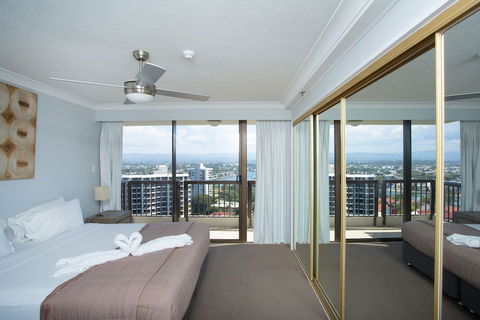 Long Beach Private Apartments - Holiday Cairns 1