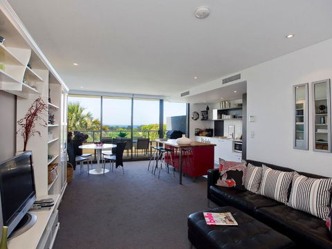LORNE CHALET APARTMENT 10 Ask About Midweek Deals - Holiday Cairns 1