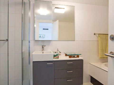 LORNE CHALET APARTMENT 10 Ask About Midweek Deals - Holiday Cairns 2