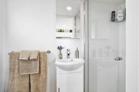 TINY HOME......BIG Views - Holiday Cairns 3