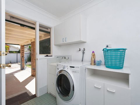 Fingal Waves At Fingal Bay NSW - Holiday Cairns 5