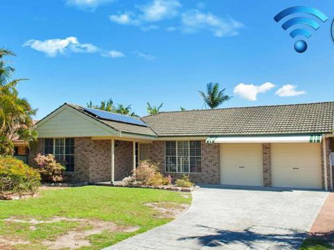 Fingal Waves At Fingal Bay NSW - Holiday Cairns 4