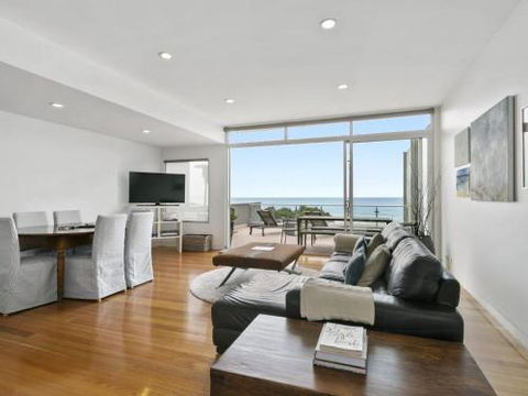 LOUTTIT BAY APARTMENT 2 Main Street With Wifi & Views - Holiday Cairns 3