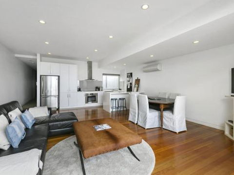 LOUTTIT BAY APARTMENT 2 Main Street With Wifi & Views - Holiday Cairns 1