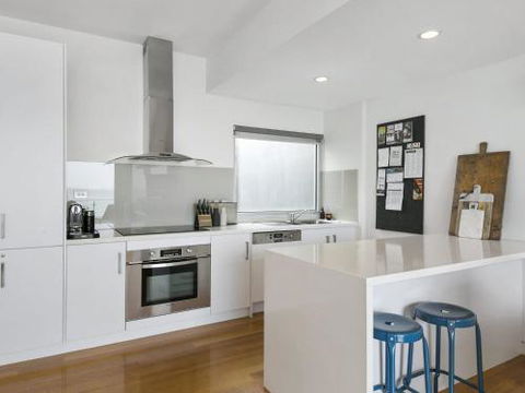 LOUTTIT BAY APARTMENT 2 Main Street With Wifi & Views - Holiday Cairns 0