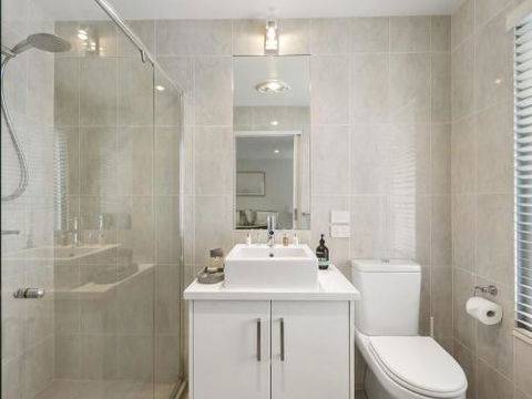 LOUTTIT BAY APARTMENT 2 Main Street With Wifi & Views - Holiday Cairns 2