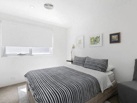 LOUTTIT BAY APARTMENT 2 Main Street With Wifi & Views - Holiday Cairns 4