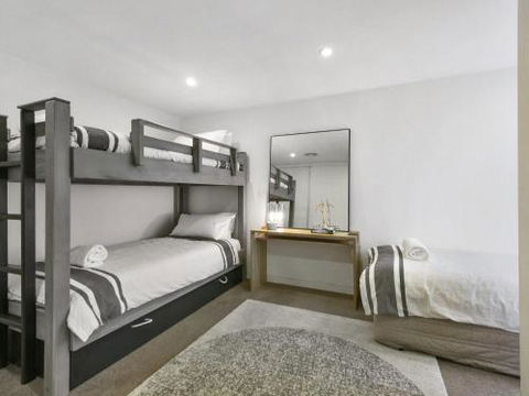 LOUTTIT BAY APARTMENT 2 Main Street With Wifi & Views - Holiday Cairns 5
