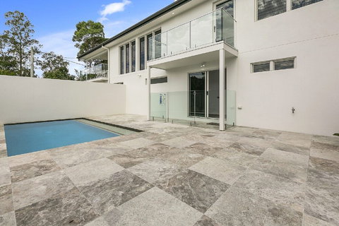 Ocean Views Luxury Living In Noosa Heads Unit 2 / 13 Angler Street - Holiday Cairns 1