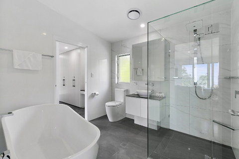 Ocean Views Luxury Living In Noosa Heads Unit 2 / 13 Angler Street - Holiday Cairns 4