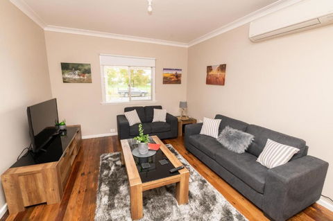 Kinross On Cox Sweet Neat & Simple + Wifi - Holiday Cairns 5