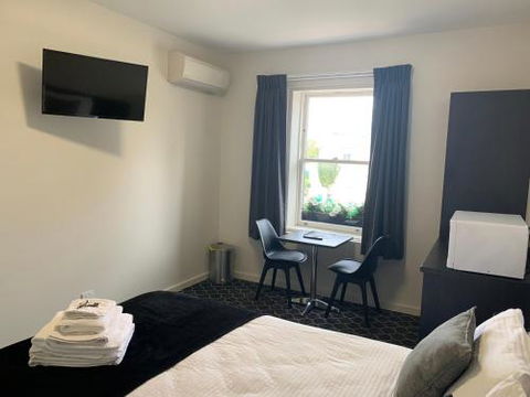 Queens Arms Hotel - Holiday Cairns 4