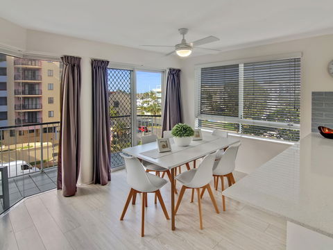MAINSAIL8 - Mooloolaba Beach - Holiday Cairns 2