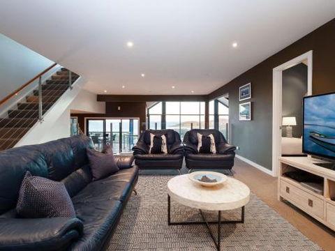 Venabu On Garuwa 20 Garuwa Street Spectacular House With Fabulous Views - Holiday Cairns 3