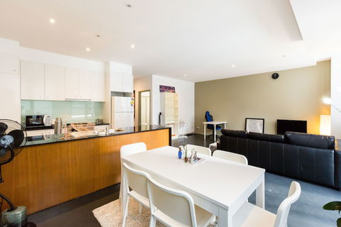 MEGAN, 2BDR Melbourne Apartment - Holiday Cairns 1