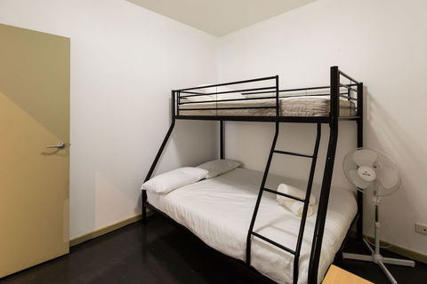 MEGAN, 2BDR Melbourne Apartment - Holiday Cairns 0