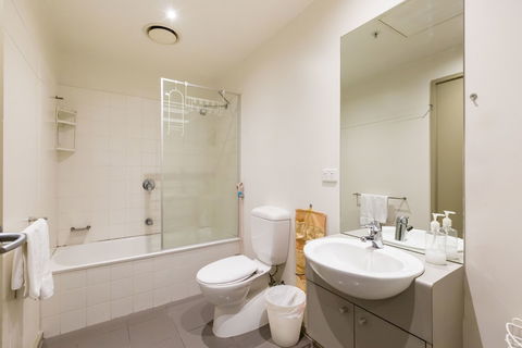 MEGAN, 2BDR Melbourne Apartment - Holiday Cairns 5
