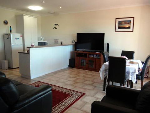Close Encounters Bed & Breakfast - Holiday Cairns 3