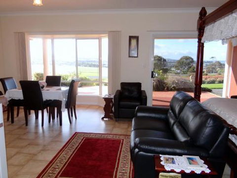 Close Encounters Bed & Breakfast - Holiday Cairns 4