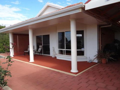 Close Encounters Bed & Breakfast - Holiday Cairns 0