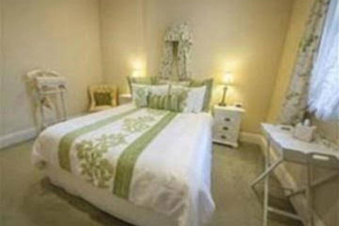 The Old George & Dragon Guesthouse - Holiday Cairns 4