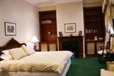 The Old George & Dragon Guesthouse - Holiday Cairns 3