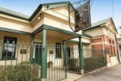 The Old George & Dragon Guesthouse - Holiday Cairns 2