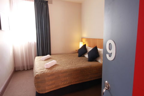 Central Hotel Hobart - Holiday Cairns 1