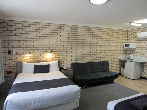 Cowra Crest Motel - Holiday Cairns 3