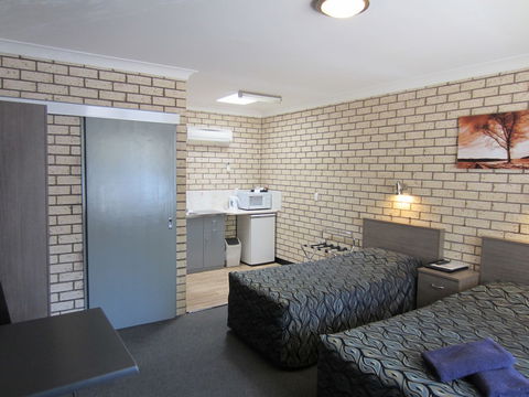 Cowra Crest Motel - Holiday Cairns 6