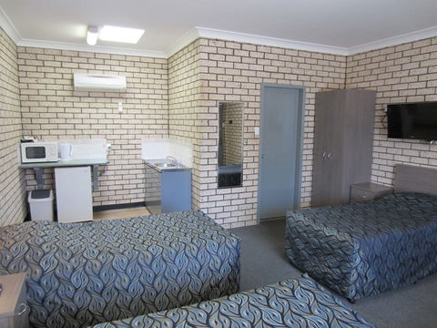 Cowra Crest Motel - Holiday Cairns 4