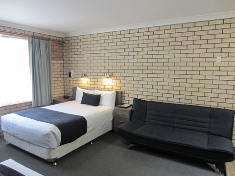 Cowra Crest Motel - Holiday Cairns 2