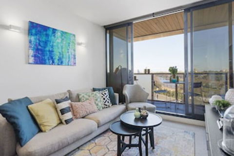 LAURENT Views Of MCG & Yarra River + Fed Square - Holiday Cairns 0