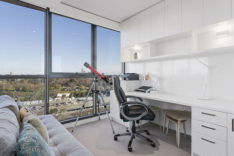 LAURENT Views Of MCG & Yarra River + Fed Square - Holiday Cairns 3